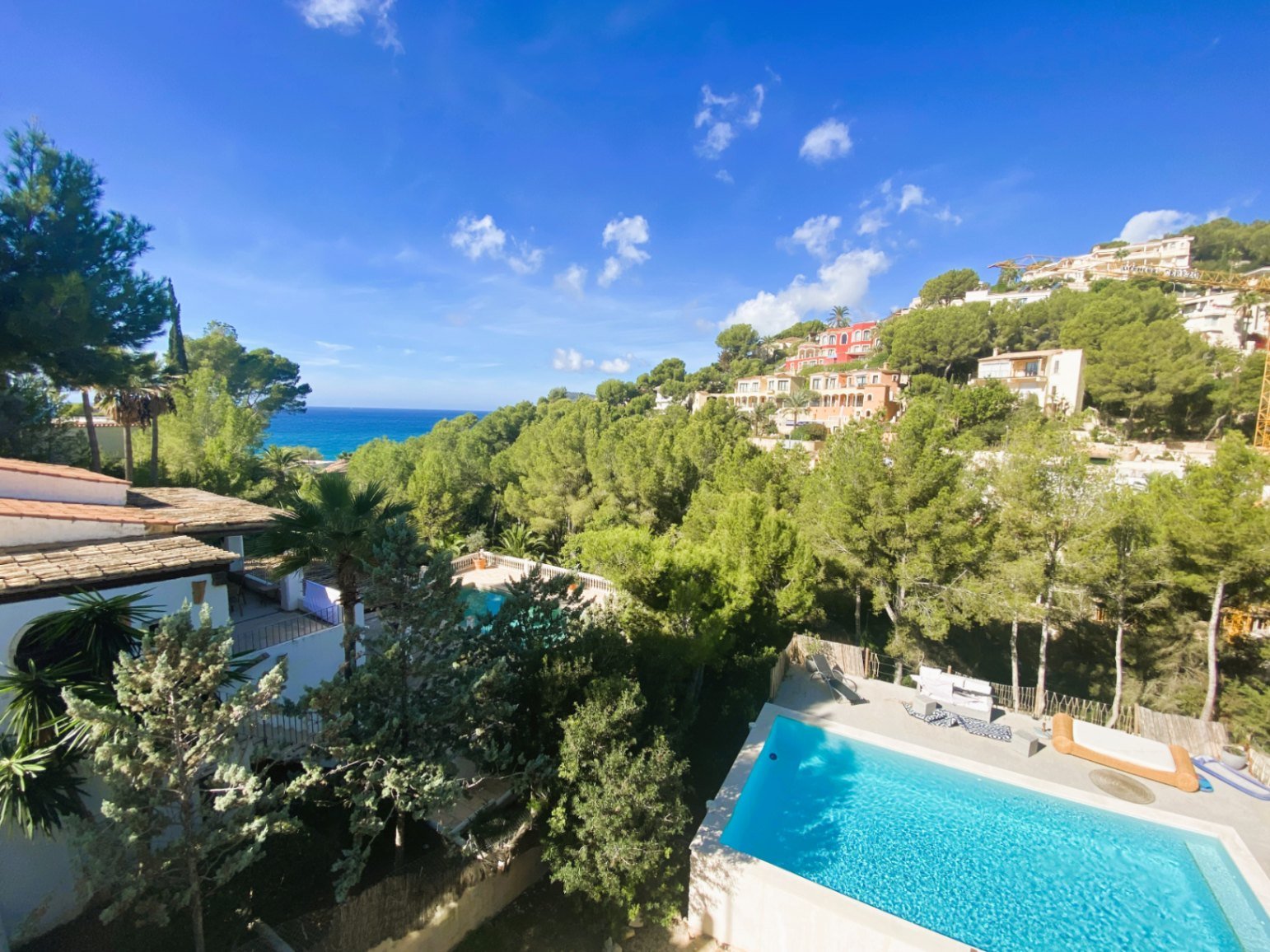 Diese elegante, moderne Villa in Costa de la Calma wurde 2022 komplett renoviert und befindet sich in erhöhter Lage, die atemberaubende Meerblicke bi