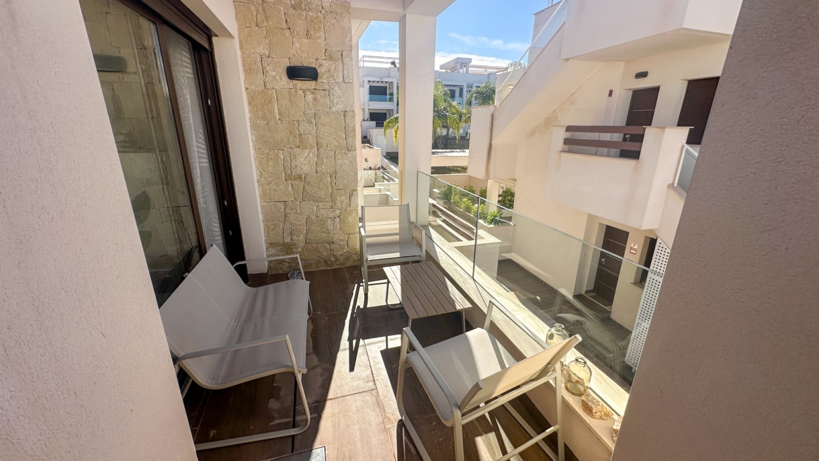 

Entdecken Sie dieses beeindruckende moderne Bungalow im Obergeschoss in der begehrten Gegend von Los Balcones, Torreviej