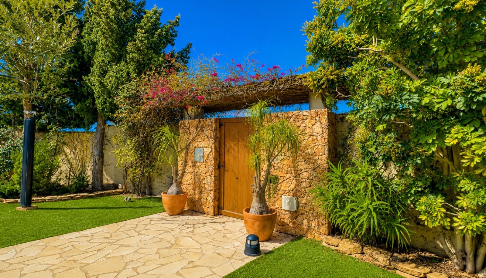 Diese außergewöhnliche Villa im mediterranen Stil befindet sich nur 800 Meter vom Meer entfernt in einer der prestigeträchtigsten Wohnlagen von Dehes
