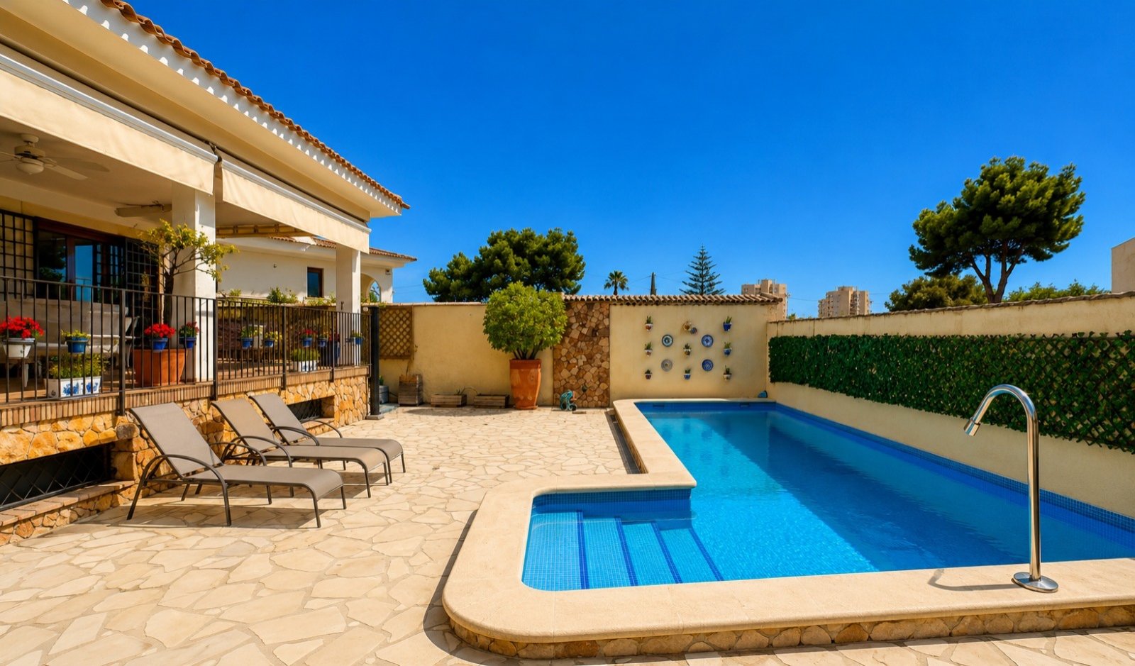 Diese außergewöhnliche Villa im mediterranen Stil befindet sich nur 800 Meter vom Meer entfernt in einer der prestigeträchtigsten Wohnlagen von Dehes