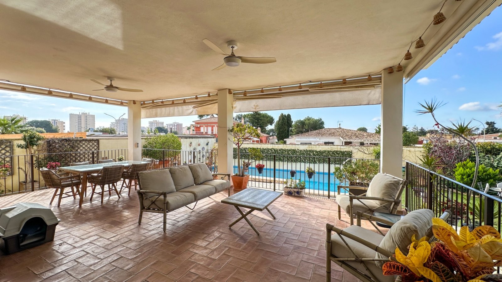 Diese außergewöhnliche Villa im mediterranen Stil befindet sich nur 800 Meter vom Meer entfernt in einer der prestigeträchtigsten Wohnlagen von Dehes