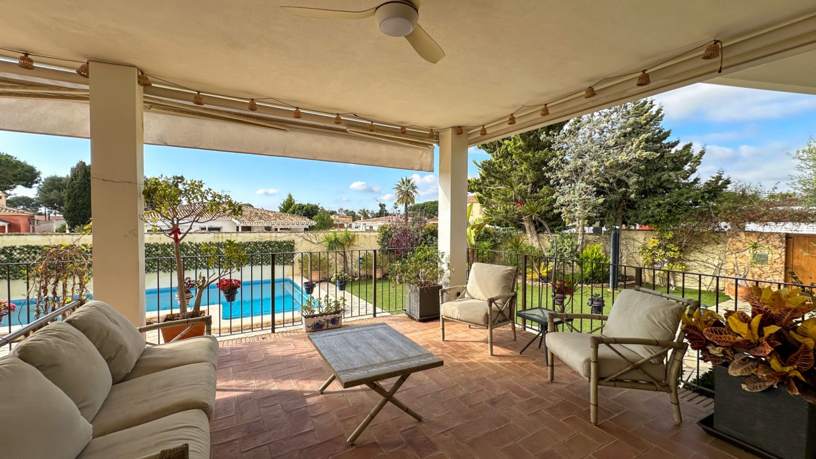 Diese außergewöhnliche Villa im mediterranen Stil befindet sich nur 800 Meter vom Meer entfernt in einer der prestigeträchtigsten Wohnlagen von Dehes