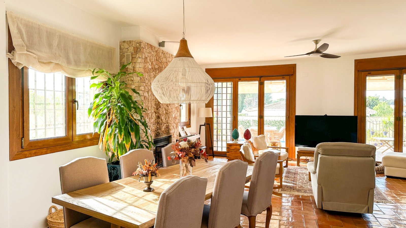 Diese außergewöhnliche Villa im mediterranen Stil befindet sich nur 800 Meter vom Meer entfernt in einer der prestigeträchtigsten Wohnlagen von Dehes