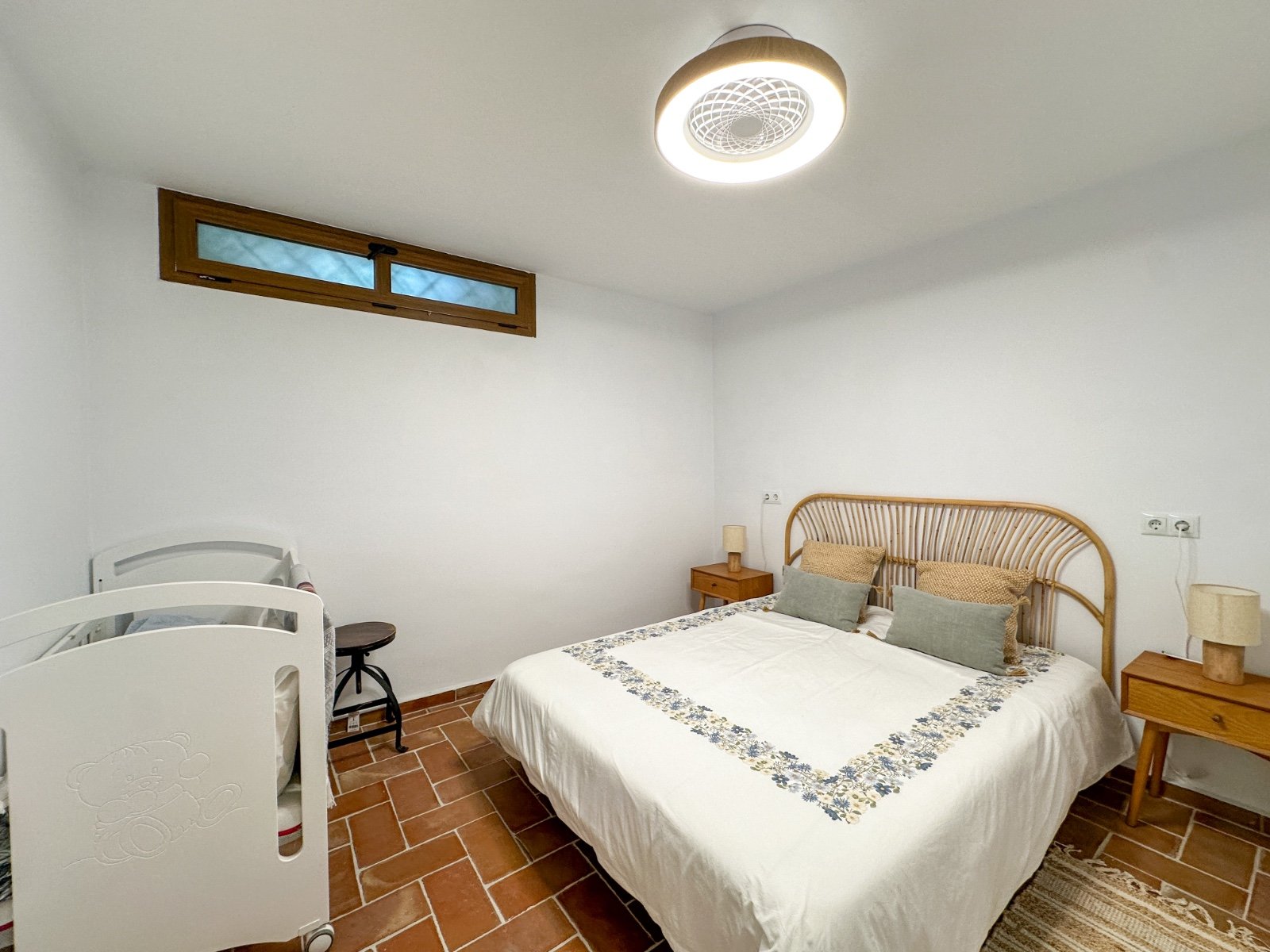 Diese außergewöhnliche Villa im mediterranen Stil befindet sich nur 800 Meter vom Meer entfernt in einer der prestigeträchtigsten Wohnlagen von Dehes