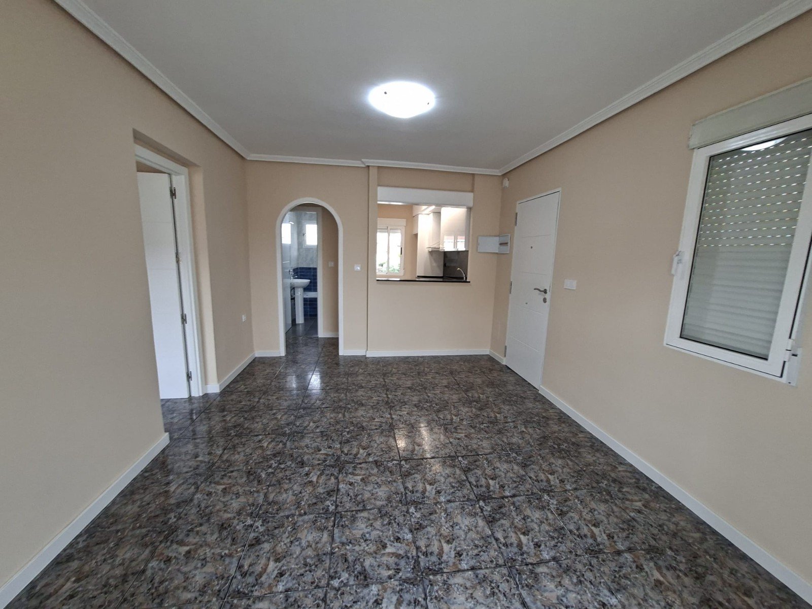 Wunderschöner Bungalow in Orihuela Costa,
geprägt von Urlaubsflair und der Nähe zu Stränden mit Blauer Flagge.
Die Anlage bietet