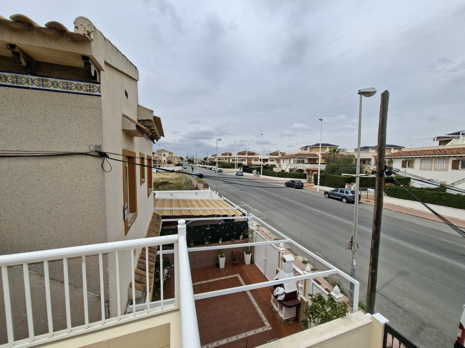 Wunderschöner Bungalow in Orihuela Costa,
geprägt von Urlaubsflair und der Nähe zu Stränden mit Blauer Flagge.
Die Anlage bietet