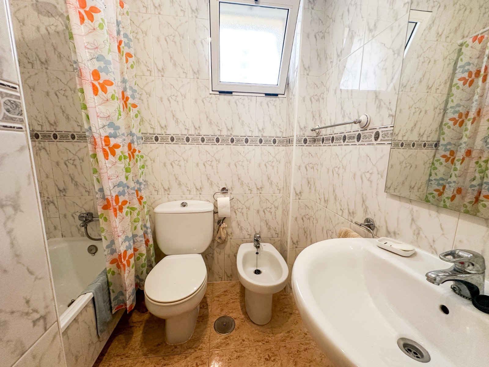 Suchen Sie das perfekte Ferienhaus oder eine attraktive Kapitalanlage? Dieser charmante Bungalow im Erdgeschoss in Playa Flamenca bietet alles, was S