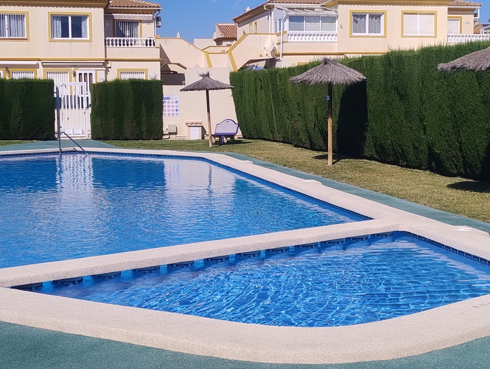 Suchen Sie das perfekte Ferienhaus oder eine attraktive Kapitalanlage? Dieser charmante Bungalow im Erdgeschoss in Playa Flamenca bietet alles, was S