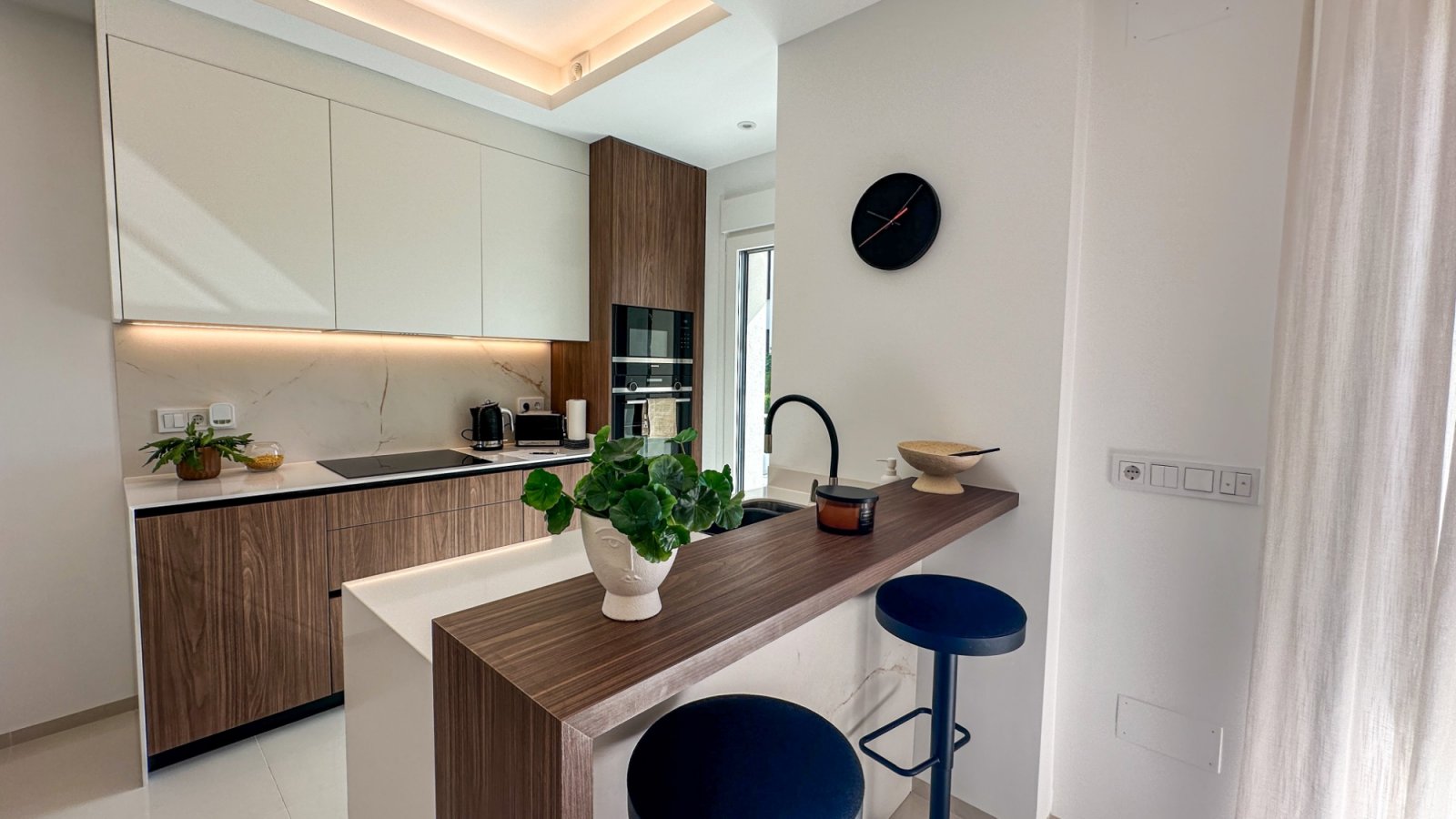 Genießen Sie erstklassigen mediterranen Lifestyle in dieser ultramodernen, 2024 erbauten Wohnung in Ciudad Quesada. Das energieeffiziente Objekt bes