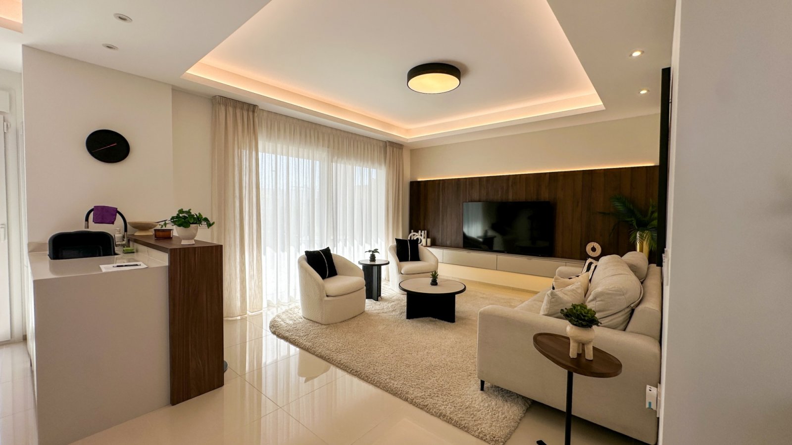 Genießen Sie erstklassigen mediterranen Lifestyle in dieser ultramodernen, 2024 erbauten Wohnung in Ciudad Quesada. Das energieeffiziente Objekt bes