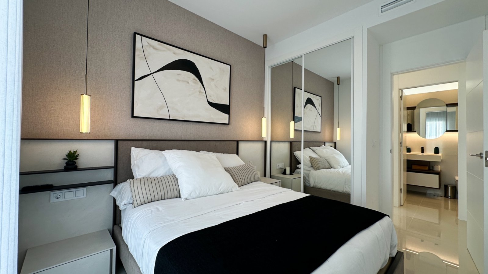 Genießen Sie erstklassigen mediterranen Lifestyle in dieser ultramodernen, 2024 erbauten Wohnung in Ciudad Quesada. Das energieeffiziente Objekt bes