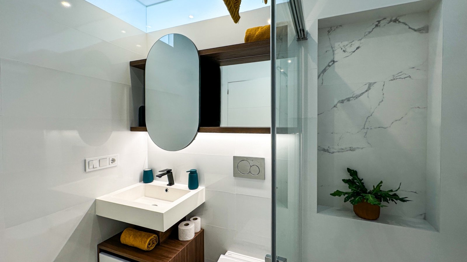 Genießen Sie erstklassigen mediterranen Lifestyle in dieser ultramodernen, 2024 erbauten Wohnung in Ciudad Quesada. Das energieeffiziente Objekt bes