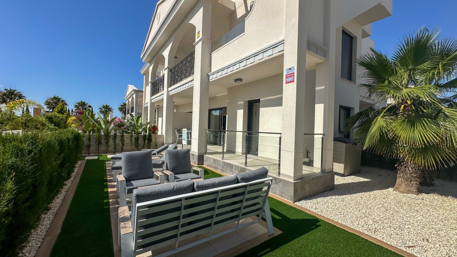 Genießen Sie erstklassigen mediterranen Lifestyle in dieser ultramodernen, 2024 erbauten Wohnung in Ciudad Quesada. Das energieeffiziente Objekt bes
