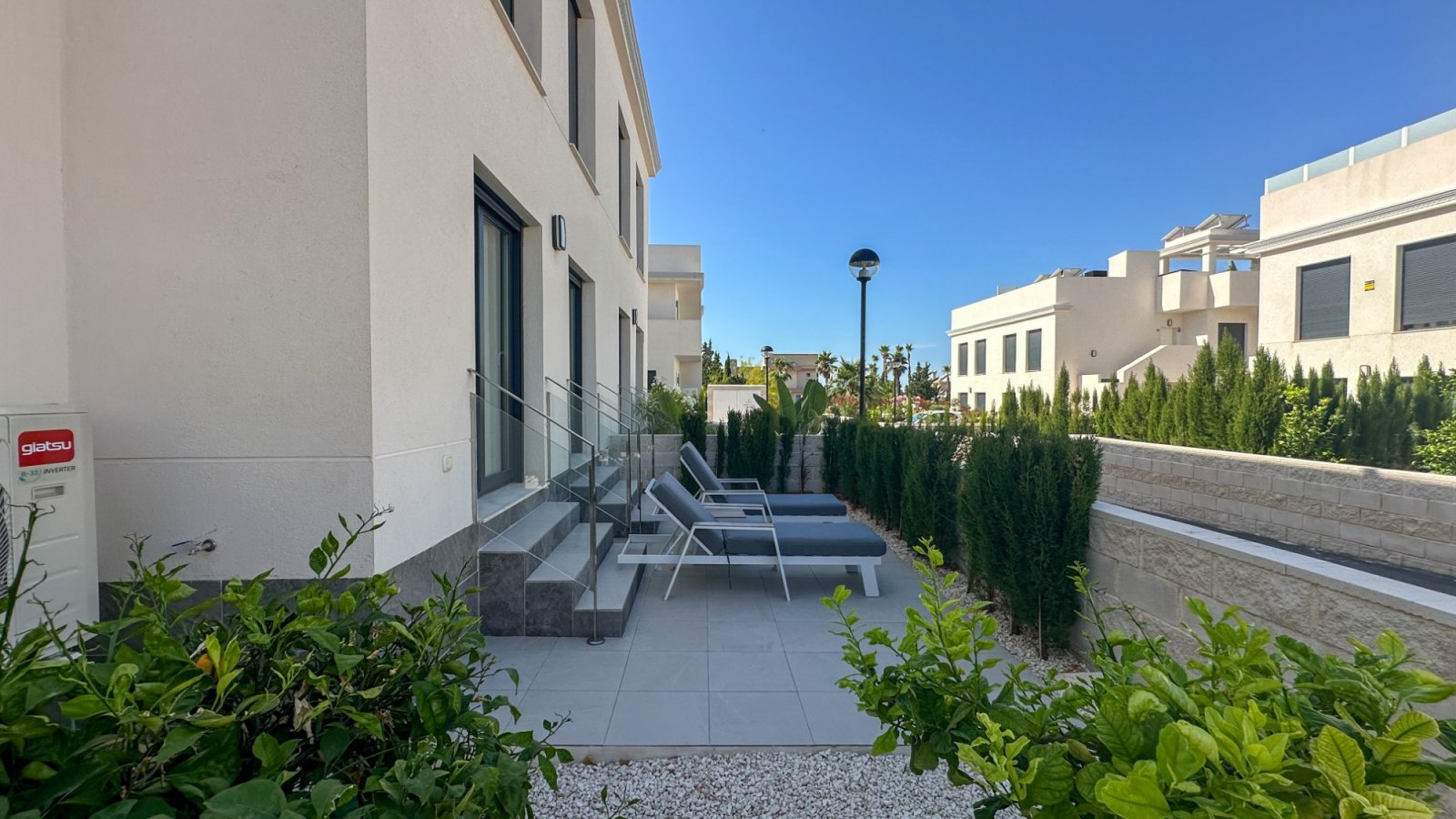 Genießen Sie erstklassigen mediterranen Lifestyle in dieser ultramodernen, 2024 erbauten Wohnung in Ciudad Quesada. Das energieeffiziente Objekt bes