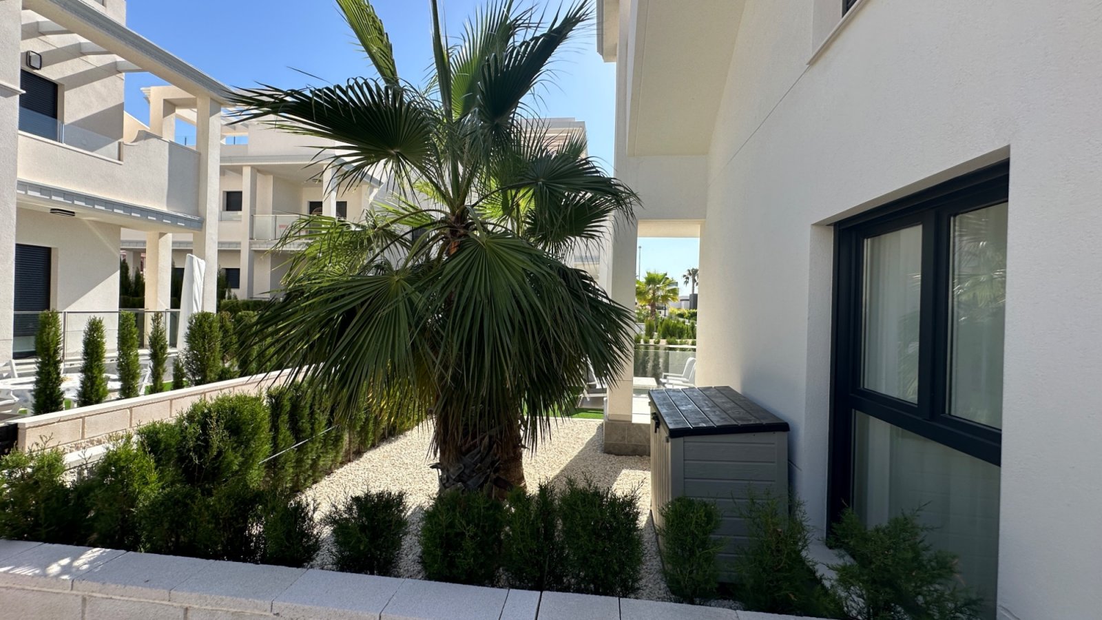 Genießen Sie erstklassigen mediterranen Lifestyle in dieser ultramodernen, 2024 erbauten Wohnung in Ciudad Quesada. Das energieeffiziente Objekt bes