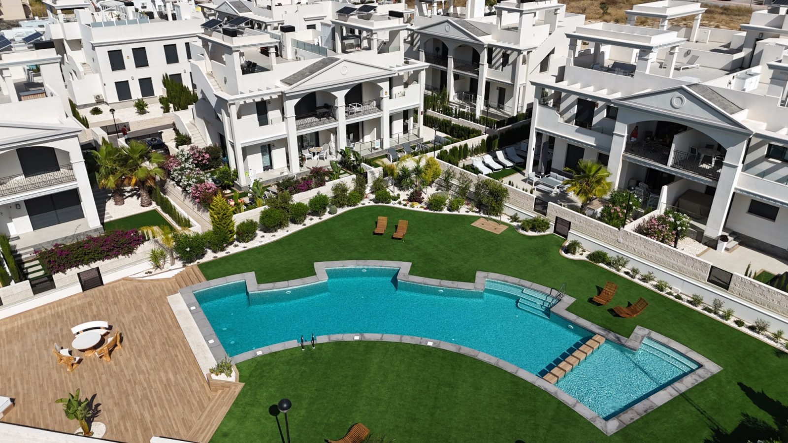 Genießen Sie erstklassigen mediterranen Lifestyle in dieser ultramodernen, 2024 erbauten Wohnung in Ciudad Quesada. Das energieeffiziente Objekt bes