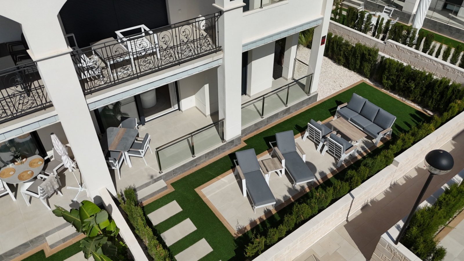 Genießen Sie erstklassigen mediterranen Lifestyle in dieser ultramodernen, 2024 erbauten Wohnung in Ciudad Quesada. Das energieeffiziente Objekt bes