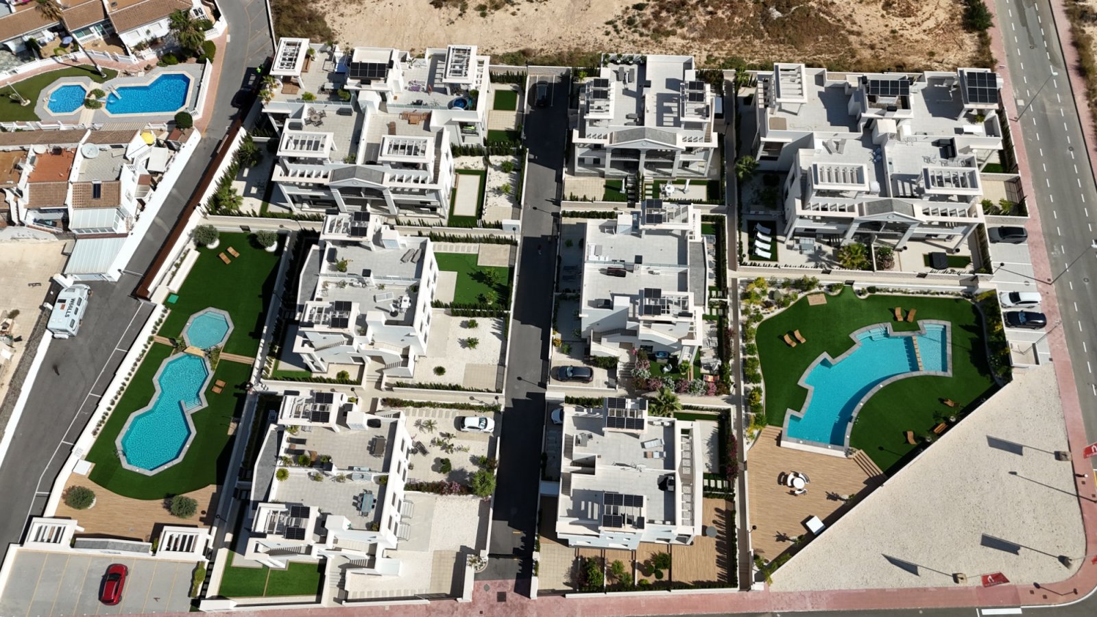 Genießen Sie erstklassigen mediterranen Lifestyle in dieser ultramodernen, 2024 erbauten Wohnung in Ciudad Quesada. Das energieeffiziente Objekt bes