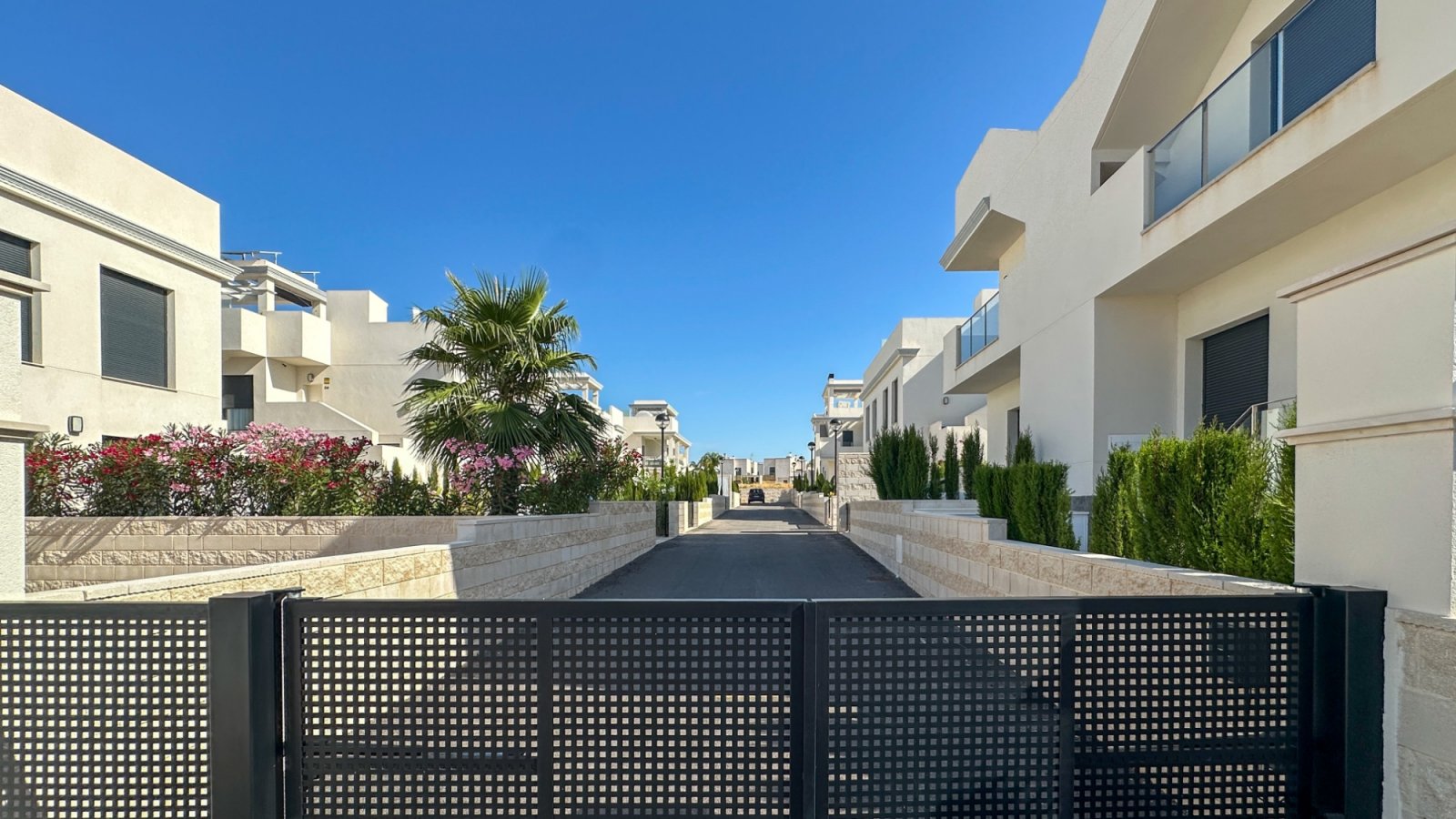 Genießen Sie erstklassigen mediterranen Lifestyle in dieser ultramodernen, 2024 erbauten Wohnung in Ciudad Quesada. Das energieeffiziente Objekt bes