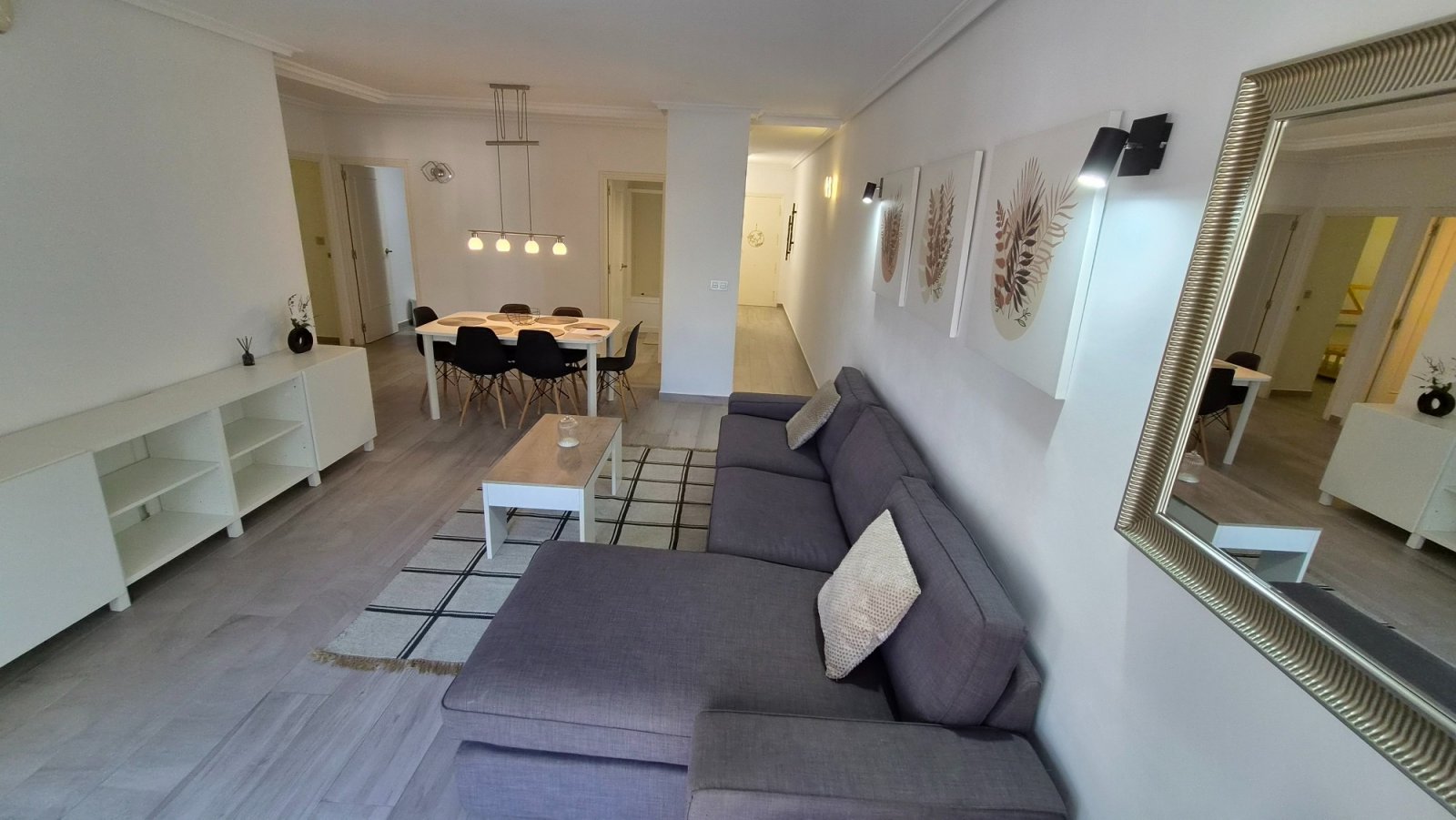 Wir präsentieren Ihnen diese spektakuläre, renovierte Wohnung im Herzen von Torrevieja, nur wenige Schritte vom neuen Yachthafen Paseo del Mar entfer