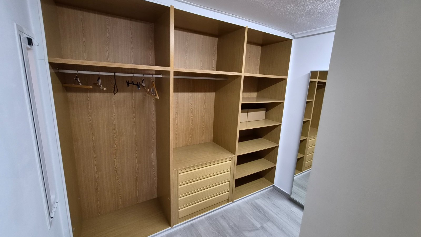 Wir präsentieren Ihnen diese spektakuläre, renovierte Wohnung im Herzen von Torrevieja, nur wenige Schritte vom neuen Yachthafen Paseo del Mar entfer