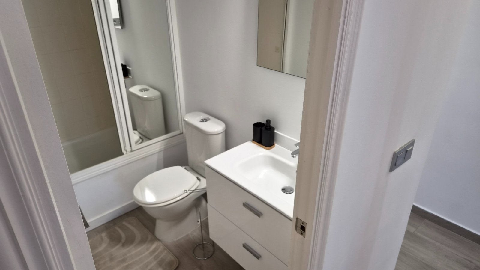 Wir präsentieren Ihnen diese spektakuläre, renovierte Wohnung im Herzen von Torrevieja, nur wenige Schritte vom neuen Yachthafen Paseo del Mar entfer