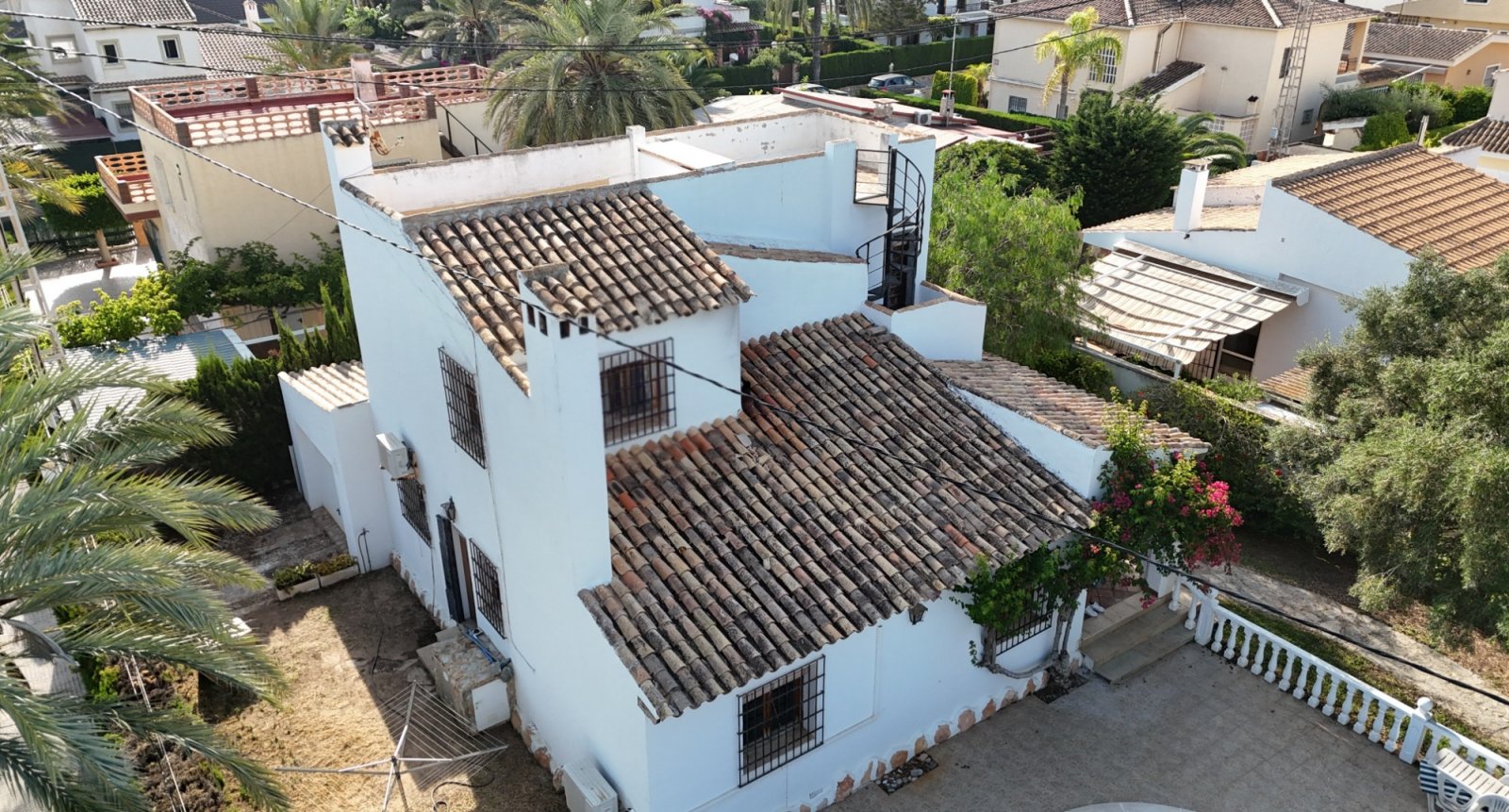 Wir präsentieren Ihnen diese einzigartige Villa im mediterranen Stil in Cabo Roig, einer der begehrtesten Gegenden der südlichen Costa Blanca und der