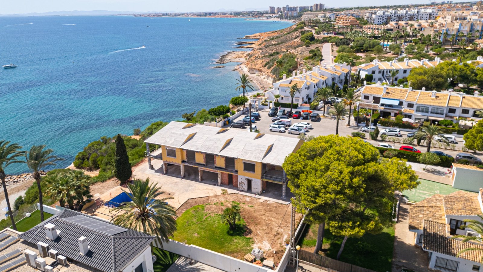 Cabo Roig:  857Das letzte verfügbare Strandgrundstück in Cabo Roig steht zum Verkauf. Traumhafte Aussicht und Top-Lage!
Eine alte Vil 