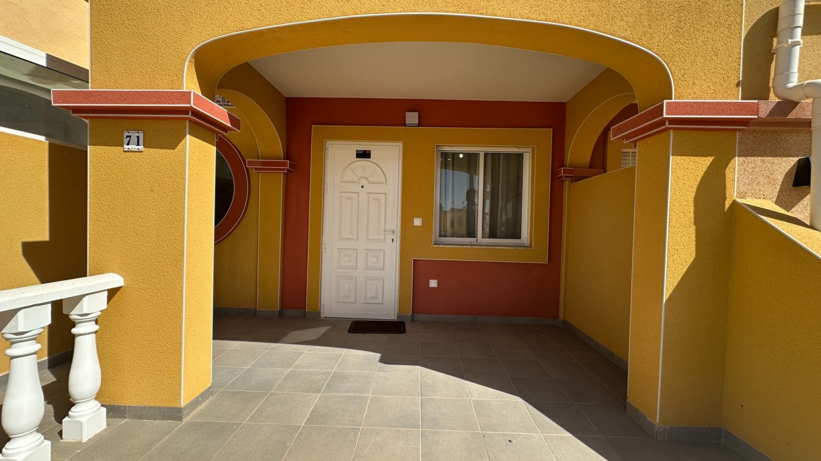 Komplett renovierte Immobilie mit 2 Schlafzimmern in Südlage in La Regia, Cabo Roig. Willkommen in dieser makellosen, komplett renovierten Immobilie