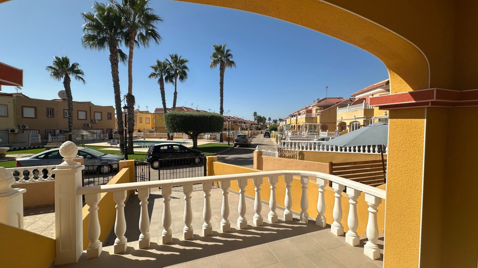 Komplett renovierte Immobilie mit 2 Schlafzimmern in Südlage in La Regia, Cabo Roig. Willkommen in dieser makellosen, komplett renovierten Immobilie
