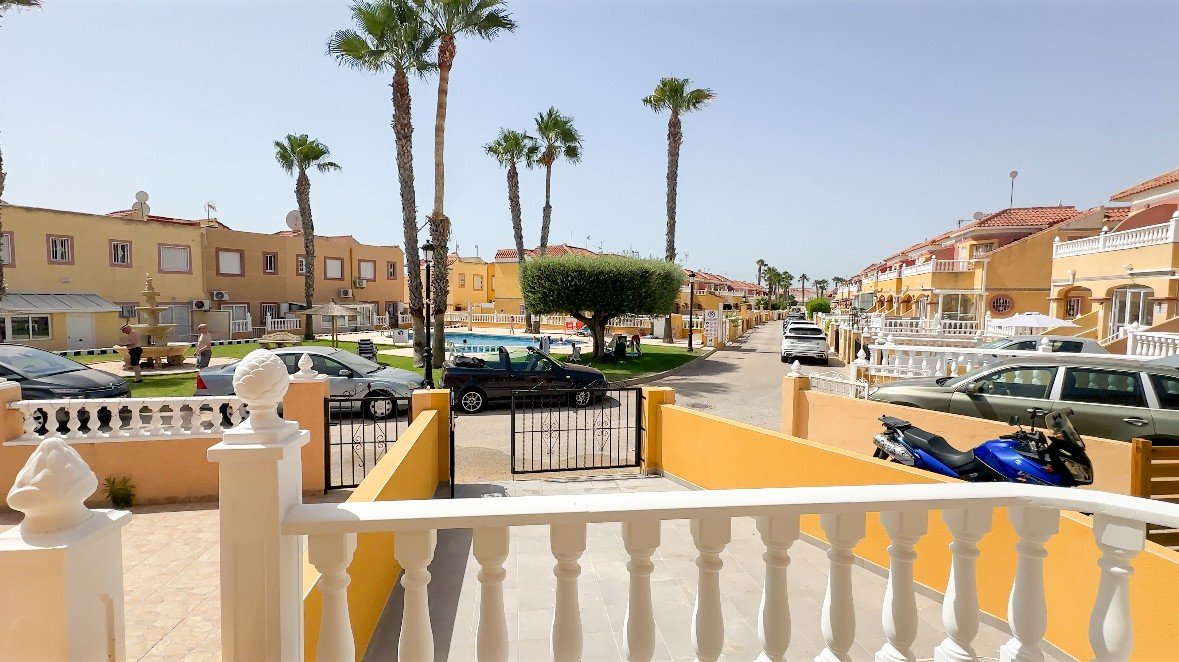 Komplett renovierte Immobilie mit 2 Schlafzimmern in Südlage in La Regia, Cabo Roig. Willkommen in dieser makellosen, komplett renovierten Immobilie