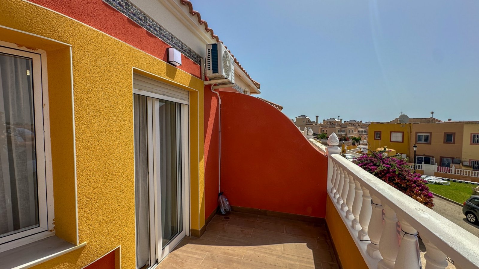 Komplett renovierte Immobilie mit 2 Schlafzimmern in Südlage in La Regia, Cabo Roig. Willkommen in dieser makellosen, komplett renovierten Immobilie