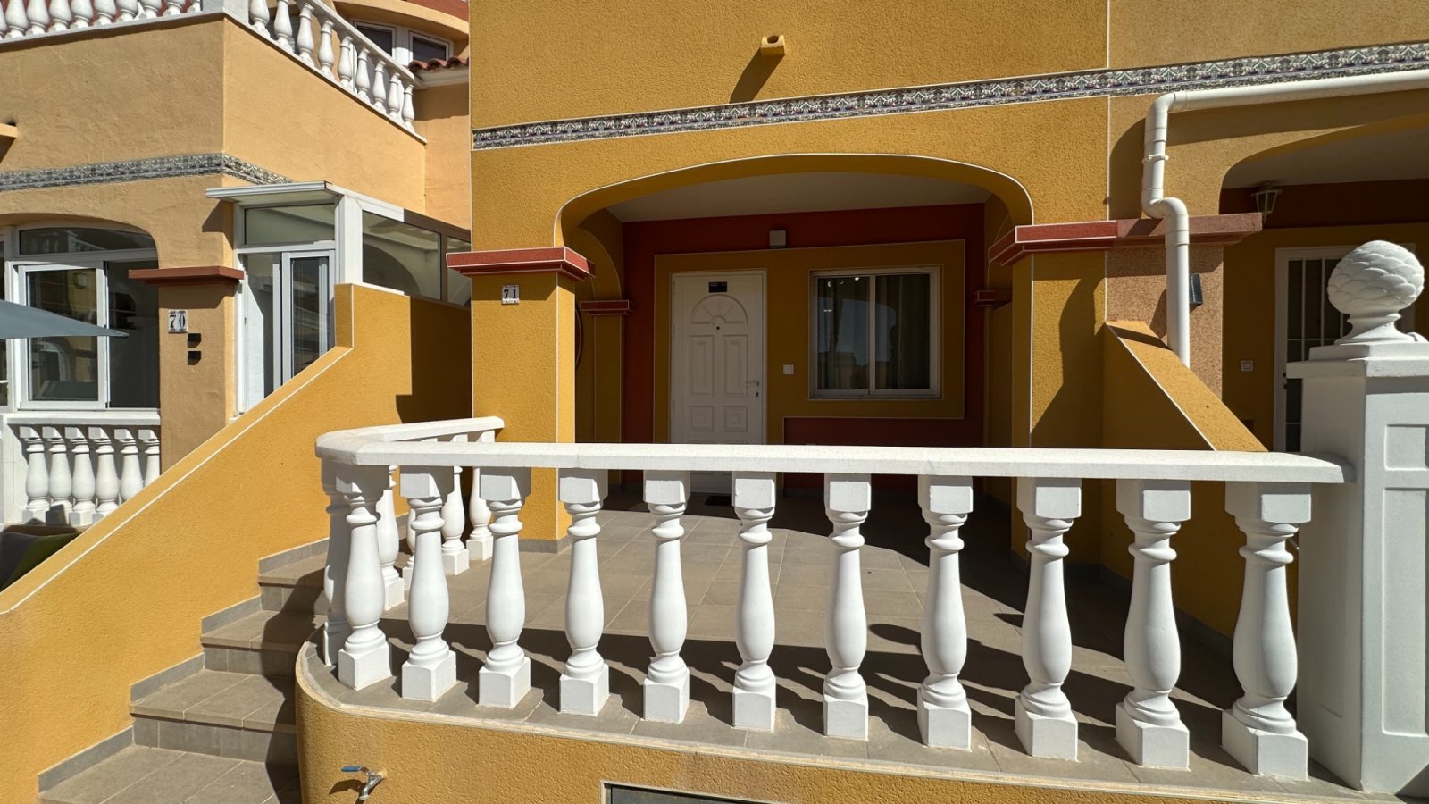 Komplett renovierte Immobilie mit 2 Schlafzimmern in Südlage in La Regia, Cabo Roig. Willkommen in dieser makellosen, komplett renovierten Immobilie