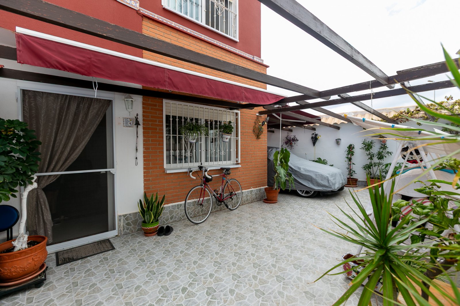 Dieses wunderschöne Eck-Quadhaus mit 85 m² Wohnfläche vereint Komfort, Stil und Funktionalität – ideal als ganzjähriger Wohnsitz oder als Ferienhaus