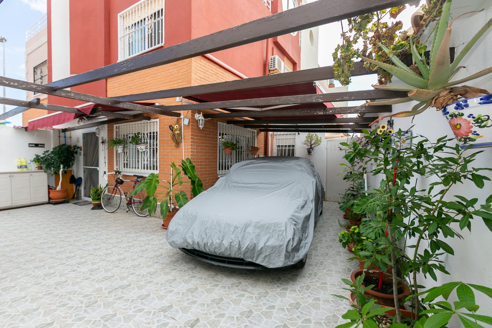 Dieses wunderschöne Eck-Quadhaus mit 85 m² Wohnfläche vereint Komfort, Stil und Funktionalität – ideal als ganzjähriger Wohnsitz oder als Ferienhaus