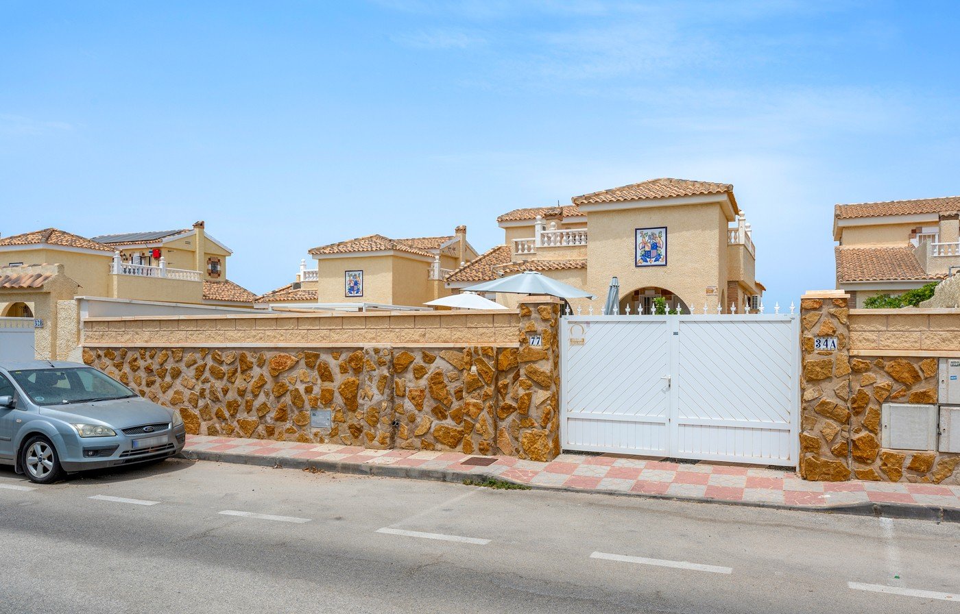 Detached villa with private pool for sale near Alicante | Quiet villa neighborhood | Costa Blanca
Palmhouses proudly presents this excell