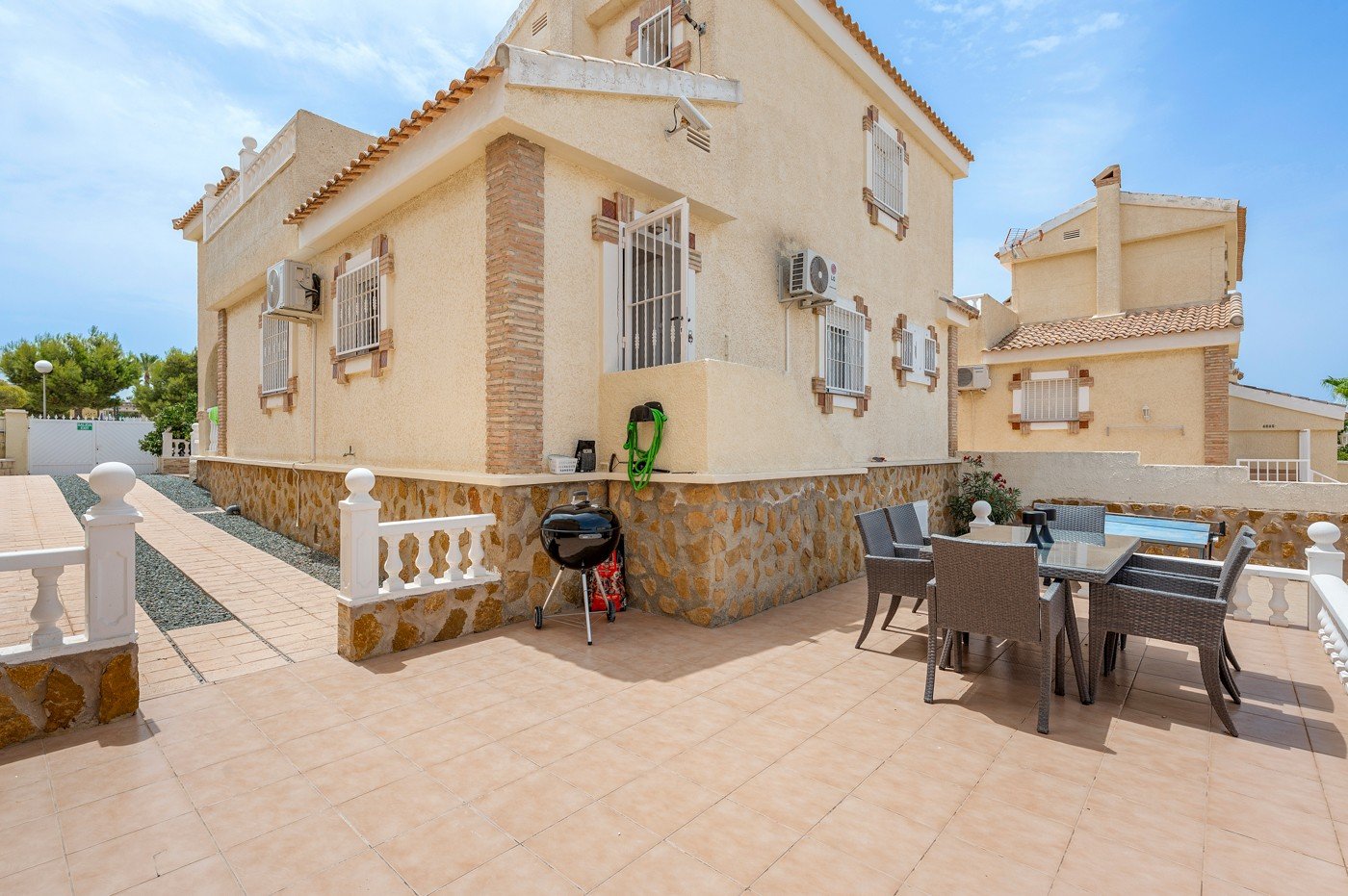 Detached villa with private pool for sale near Alicante | Quiet villa neighborhood | Costa Blanca
Palmhouses proudly presents this excell