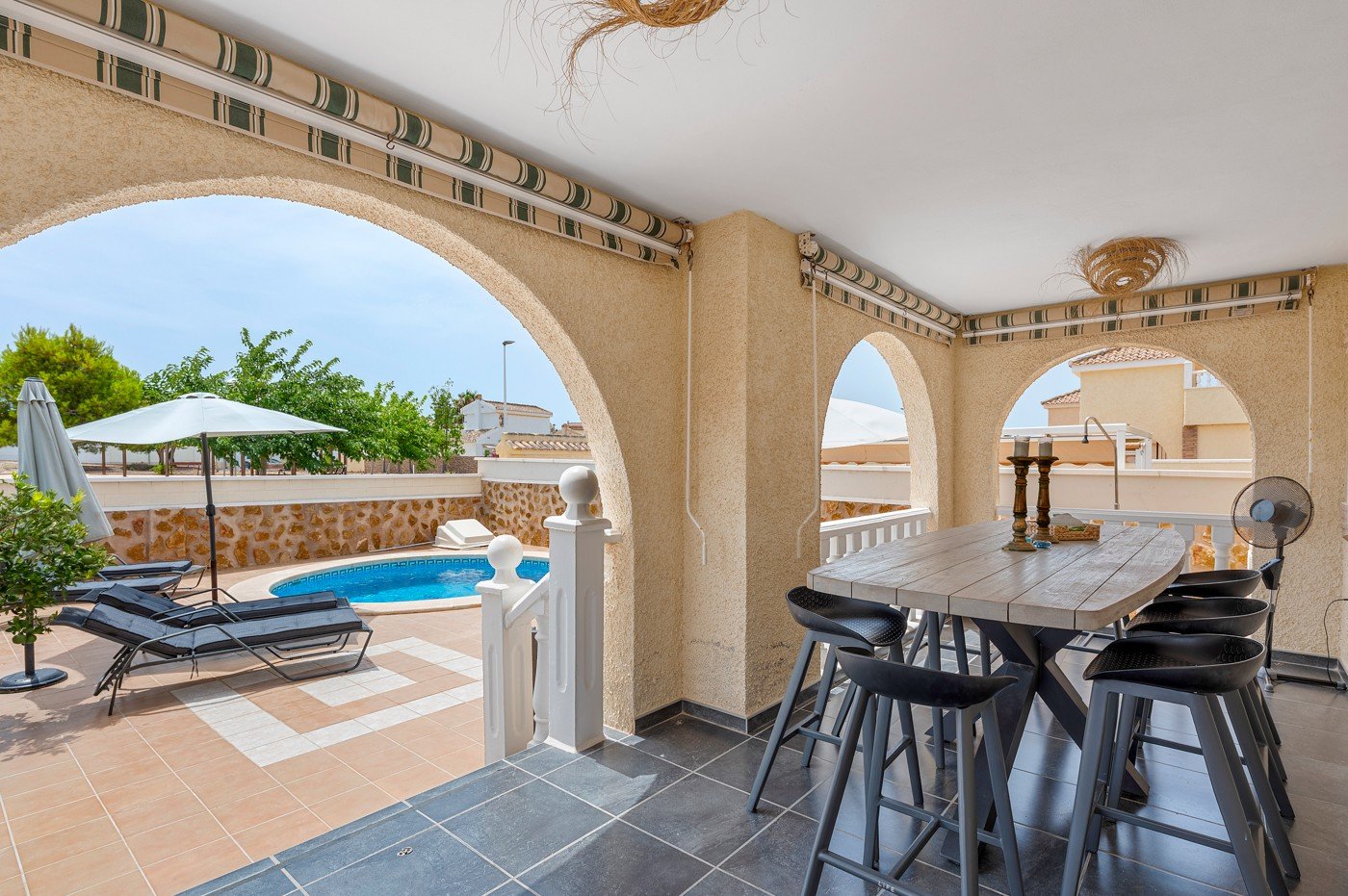 Detached villa with private pool for sale near Alicante | Quiet villa neighborhood | Costa Blanca
Palmhouses proudly presents this excell