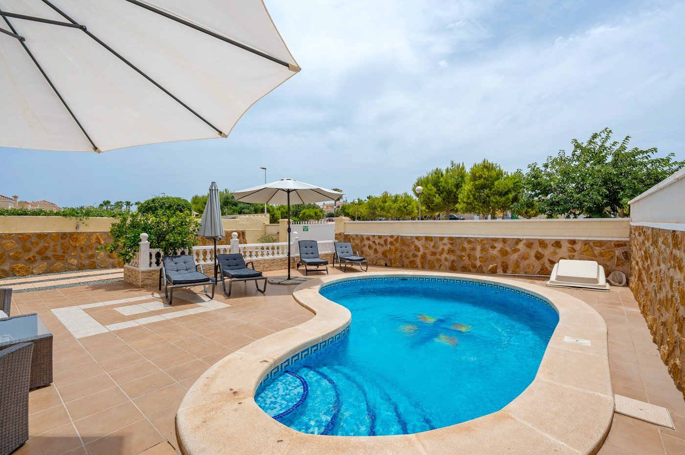Detached villa with private pool for sale near Alicante | Quiet villa neighborhood | Costa Blanca
Palmhouses proudly presents this excell