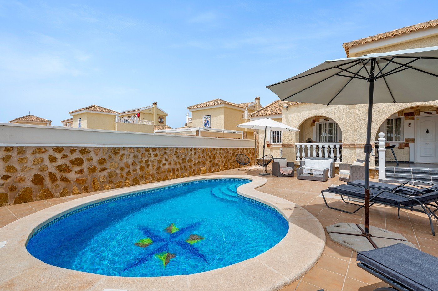 Detached villa with private pool for sale near Alicante | Quiet villa neighborhood | Costa Blanca
Palmhouses proudly presents this excell