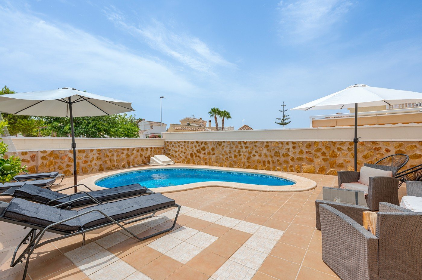 Detached villa with private pool for sale near Alicante | Quiet villa neighborhood | Costa Blanca
Palmhouses proudly presents this excell