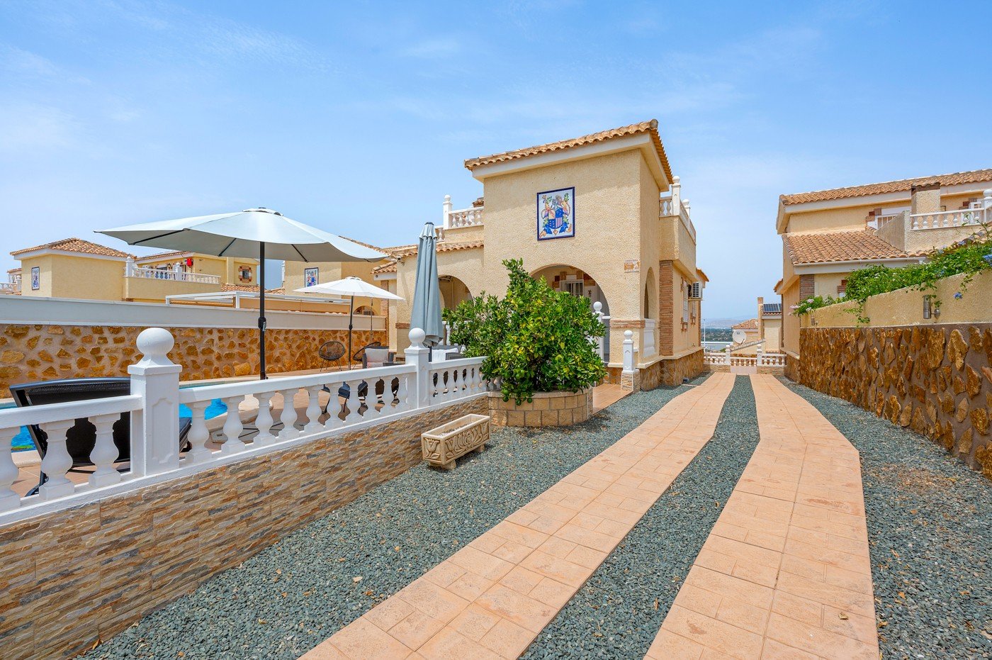Detached villa with private pool for sale near Alicante | Quiet villa neighborhood | Costa Blanca
Palmhouses proudly presents this excell