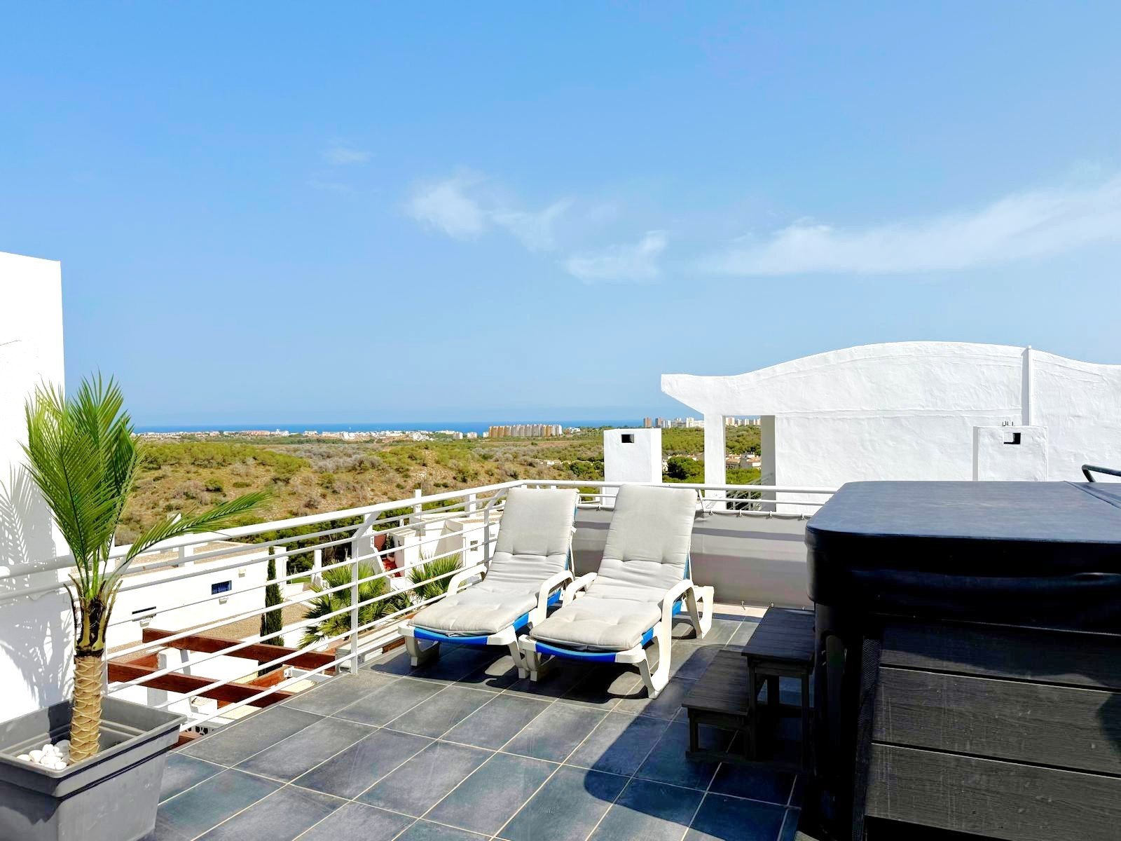 Orihuela Costa:   Beautifully presented penthouse with excellent views from the 50 m2 large terrace all along the open plan living, dining and kitchen area. 