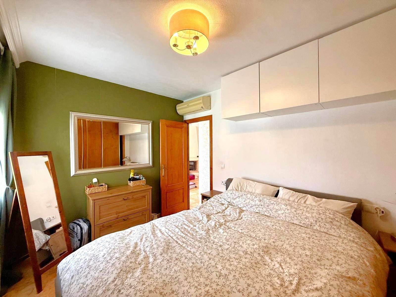 Ground floor apartment with a corner position offering a large private garden (120 m2) with an outdoor eating area
The property has a a b