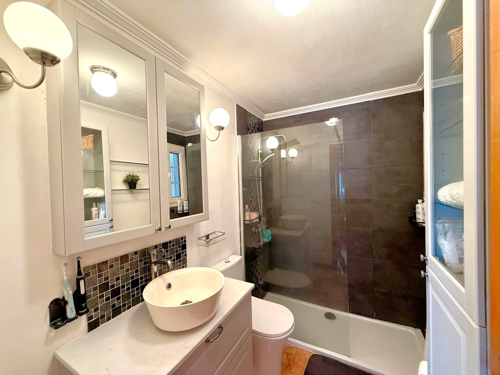 Ground floor apartment with a corner position offering a large private garden (120 m2) with an outdoor eating area
The property has a a b