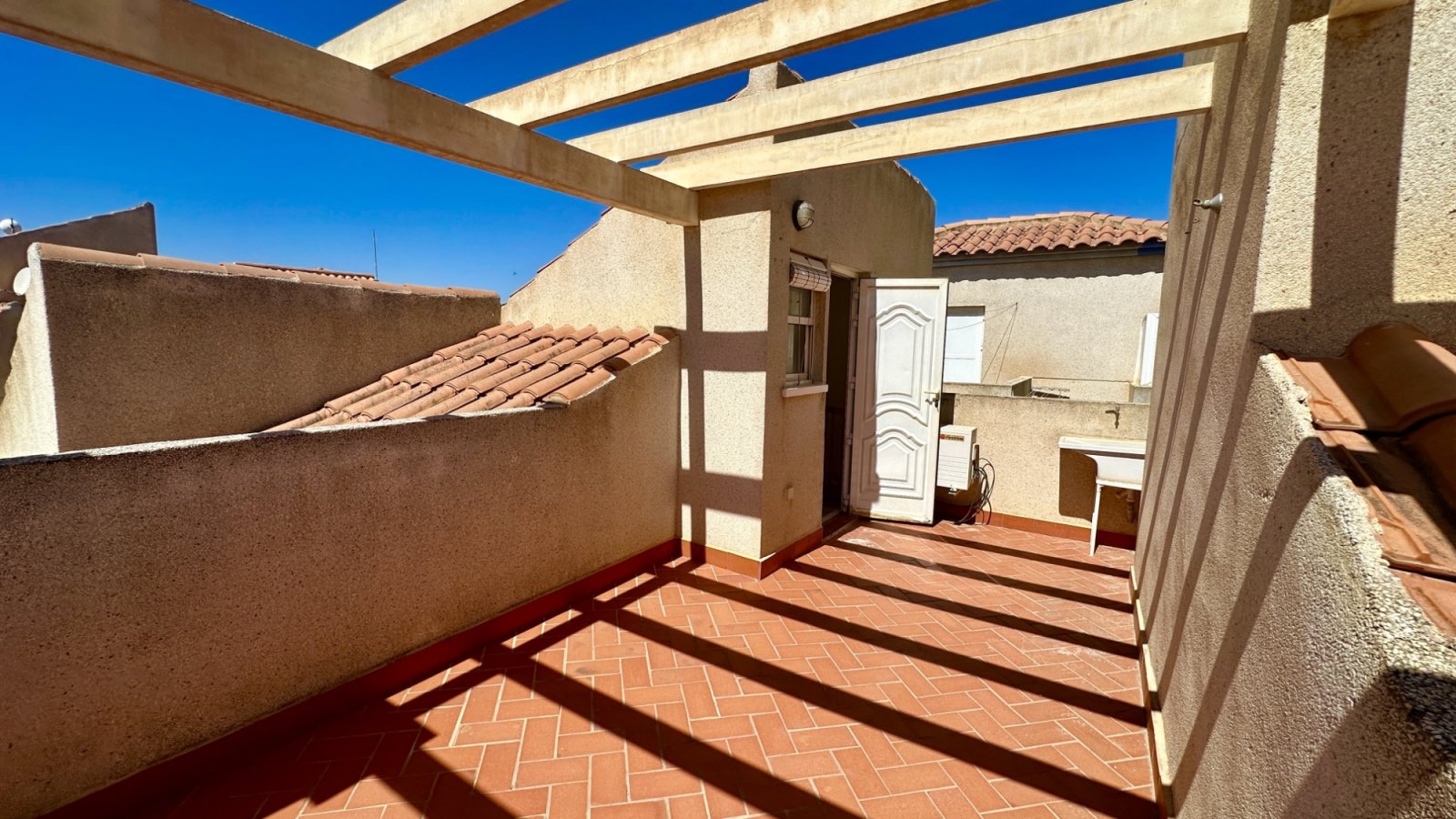 Diese Wohnung im ersten Stock liegt in der gefragten Gegend von Playa Flamenca und bietet großes Potenzial für alle, die ein Feriendomizil oder eine