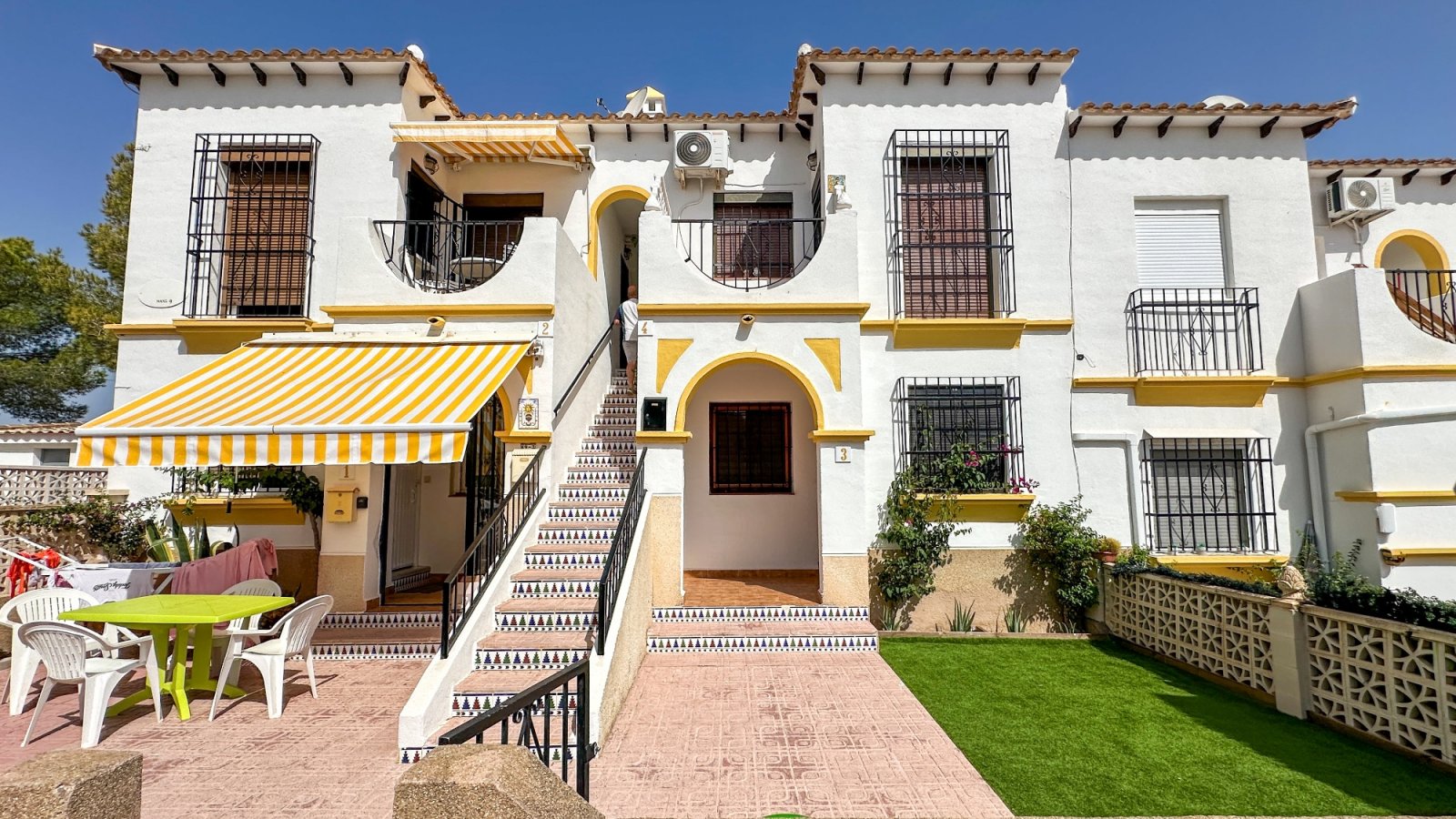 Betreten Sie Ihre sonnenverwöhnte Terrasse und genießen Sie die strahlende Wärme der Costa Blanca. In der begehrten und gesicherten Wohnanlage Mirado
