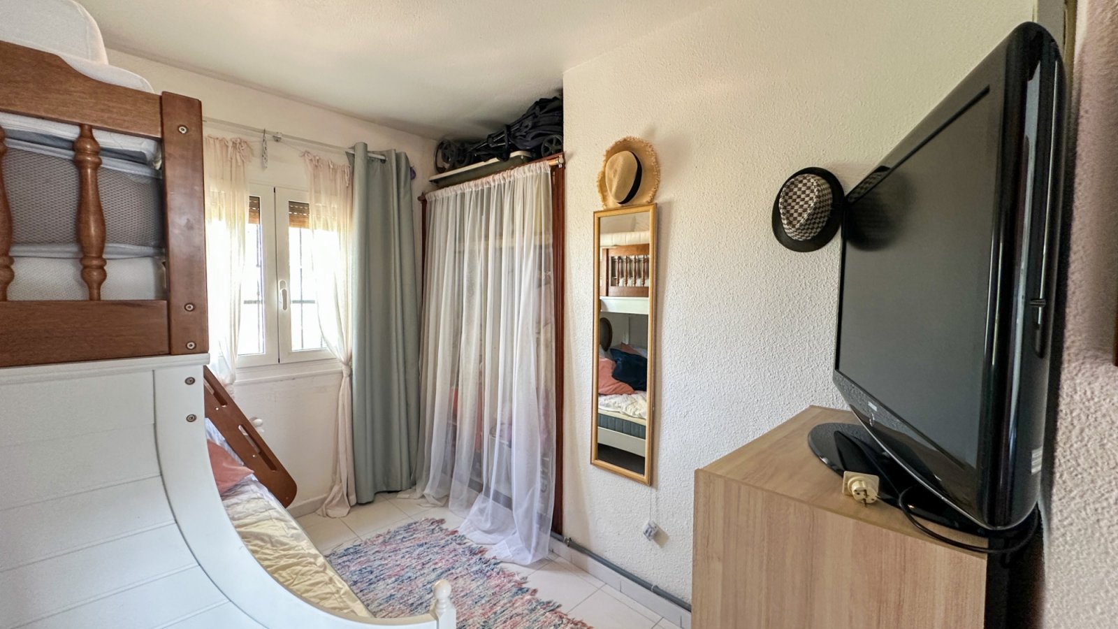 Betreten Sie Ihre sonnenverwöhnte Terrasse und genießen Sie die strahlende Wärme der Costa Blanca. In der begehrten und gesicherten Wohnanlage Mirado
