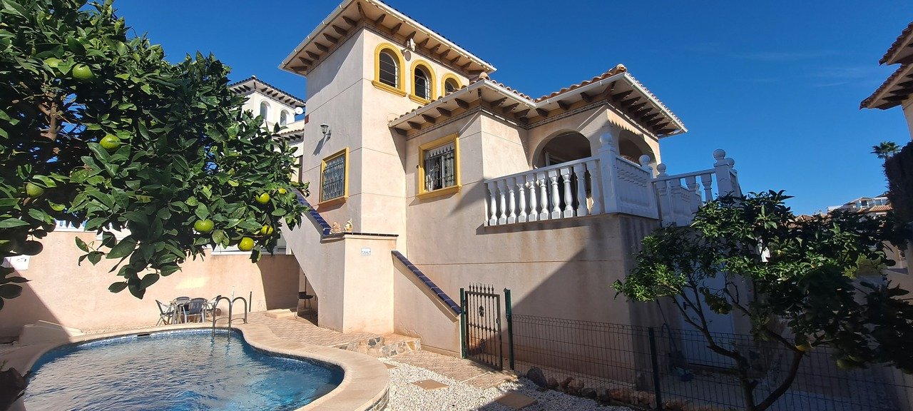 La Zenia:   Fabulous renovated 5 bedroom villa with private pool, perfectly situated in the vibrant area of La Zenia. Offering a seamless blend of modern comfor 