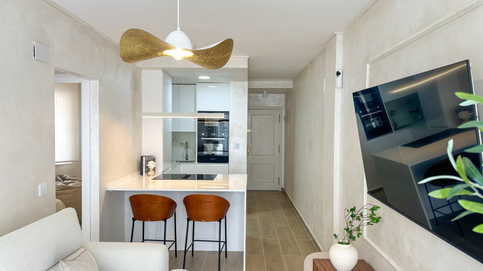 Wir präsentieren dieses elegante Penthouse im modernen Stil, das vollständig mit hochwertigen Materialien und Ausstattungen renoviert wurde. Jedes De